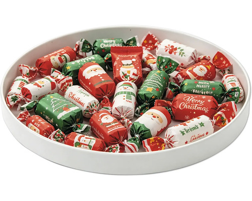 Coupe remplie de bonbons de Noël emballés dans du papier festif avec des motifs de Père Noël, bonhomme de neige et sapin.