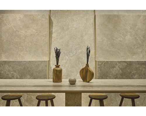 Intérieur moderne avec carrelage mural aspect pierre naturelle, table en pierre assortie, tabourets en bois et vases décoratifs.