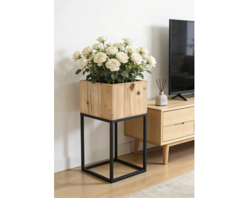 Jardinière carrée en bois sur un support en métal noir avec des roses blanches dans un salon lumineux à côté d'un meuble TV.