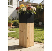 Jardinière colonne haute avec socle en bois naturel et bac noir rempli de fleurs colorées sur une terrasse de jardin.
