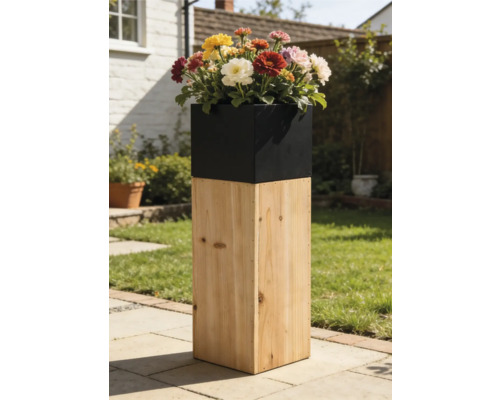 Jardinière colonne haute avec socle en bois naturel et bac noir rempli de fleurs colorées sur une terrasse de jardin.
