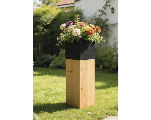 Jardinière moderne avec socle carré en bois et insert noir, garnie de fleurs colorées dans un paysage de jardin.