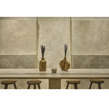 Aménagement moderne avec carrelage mural aspect pierre. Table en pierre avec quatre tabourets en bois et vases décoratifs avec lavande.