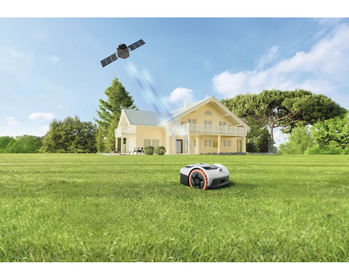 Mähroboter auf einem großen Rasen vor einem zweistöckigen Haus, satellitengestützte Navigation durch Signale aus dem Weltraum.