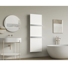 Salle de bains moderne avec radiateur plat blanc et porte-serviettes, baignoire en îlot, lavabo et miroir rond.