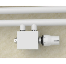 Vanne de thermostat de radiateur avec boîtier et tête blancs, montée sur deux tuyaux horizontaux.
