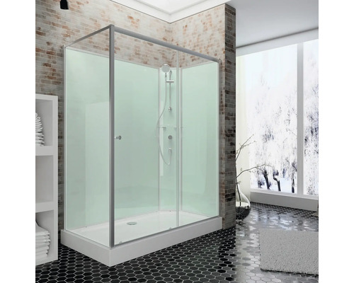 Moderne Eckduschkabine mit Glaswänden, Duschwanne und Armaturen in einem Badezimmer mit Backsteinwand und schwarzem Sechseck-Fliesenboden.