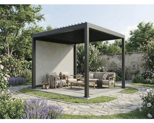 Pergola moderne en aluminium avec toit à lames, paroi latérale et meubles de salon dans un jardin avec chemin en pierre.