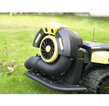 Gelber Mähroboter mit Laubbläser-Aufsatz, Ventilator und Kamera-Sensoren auf einer Rasenfläche.