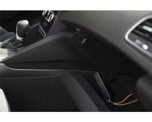 Appareil électronique compact dans une boîte à gants ouverte à l'intérieur d'une voiture, à côté du levier de vitesses.