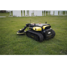 Robot tondeuse Yarbo avec chenilles et accessoire coupe-bordure latéral sur une pelouse.