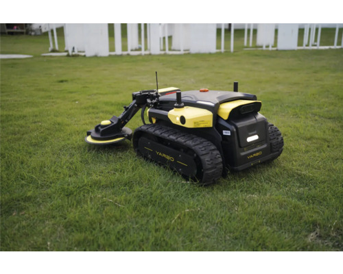 Robot tondeuse Yarbo avec chenilles et accessoire coupe-bordure latéral sur une pelouse.