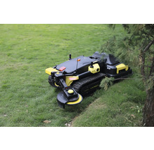 Robot tondeuse Yarbo avec accessoire de coupe et chenilles sur une pelouse verte.