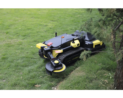 Robot tondeuse Yarbo avec accessoire de coupe et chenilles sur une pelouse verte.