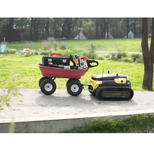 Robot de jardin polyvalent Yarbo tractant une remorque rouge contenant une boîte à outils et une tronçonneuse.