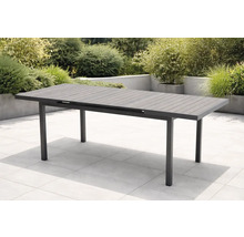 Table de jardin moderne et extensible en aluminium anthracite avec structure à lattes sur une terrasse carrelée claire dans un jardin.