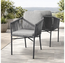Deux chaises de jardin modernes en métal avec tressage en corde et coussins gris sur une terrasse.