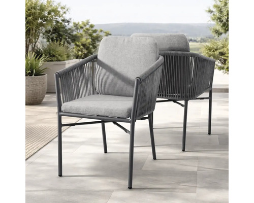 Deux chaises de jardin modernes en métal avec tressage en corde et coussins gris sur une terrasse.