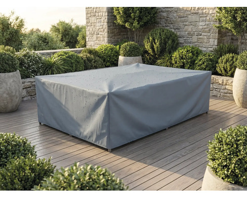 Housse de protection grise imperméable pour meubles de jardin sur une terrasse en bois, rectangulaire, résistante aux intempéries.