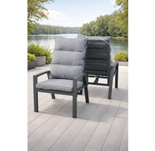 Zwei moderne graue Gartenstühle mit Metallgestell und gepolsterten Auflagen auf einer Holzterrasse an einem See.