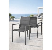 Deux chaises de jardin modernes avec accoudoirs sur une terrasse lumineuse avec vue sur la mer.