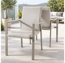 Deux chaises de jardin modernes avec accoudoirs, cadre en métal et revêtement textile sur une terrasse claire et spacieuse.