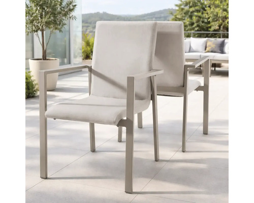 Deux chaises de jardin modernes avec accoudoirs, cadre en métal et revêtement textile sur une terrasse claire et spacieuse.