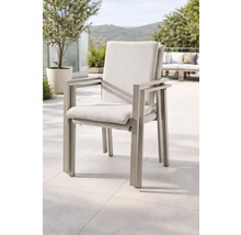 Chaises de jardin empilables avec structure en métal et coussins sur une terrasse.