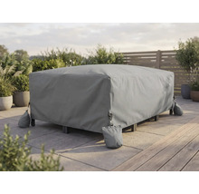 Housse de protection résistante aux intempéries pour meubles de jardin sur une terrasse claire, fixée par des poids de sable aux angles.