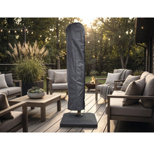 Schutzhülle für Sonnenschirme auf einer organisierten Holzterrasse mit modernen Loungemöbeln, Lichterkette und einer Feuerschale.