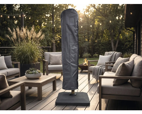 Schutzhülle für Sonnenschirme auf einer organisierten Holzterrasse mit modernen Loungemöbeln, Lichterkette und einer Feuerschale.