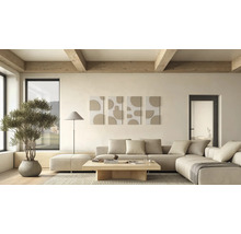 Hell eingerichtetes Wohnzimmer mit hellem Ecksofa, Holztisch, Wandbildern, Stehlampe, Olivenbaum und Holzbalken an der Decke.