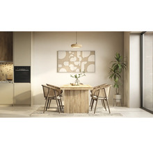 Moderner Essbereich mit massivem Holztisch, vier Rattanstühlen, Wandbild und Zimmerpflanze auf einem gemusterten Teppich.