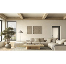 Heller Wohnraum mit Modulsofa, Holztisch auf Streifenteppich, Stehlampe, Olivenbaum, Deckenbalken aus Holz und abstrakter Wandkunst.