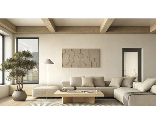 Modernes helles Wohnzimmer mit Ecksofa Holztisch Olivenbaum und Stehleuchte. Sichtbare Holzbalken an der Decke und Relief-Wandkunst.