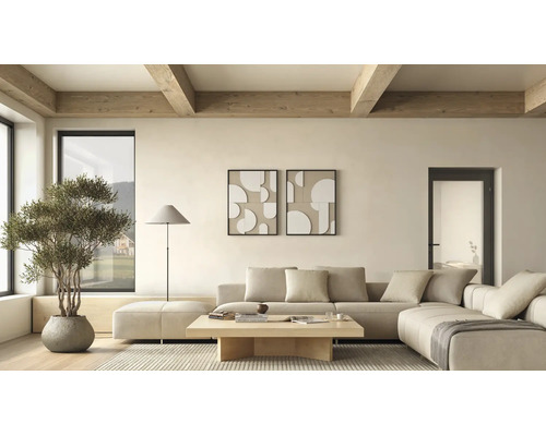 Helles, modernes Wohnzimmer mit beigem Ecksofa, Couchtisch aus hellem Holz, hölzernen Deckenbalken, gestreiftem Teppich und einem Olivenbaum im Topf.