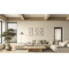Helles Wohnzimmer mit beigem Modulsofa, hölzernem Couchtisch, Olivenbaum im Topf, Stehlampe und hölzernen Deckenbalken in modernem Stil.