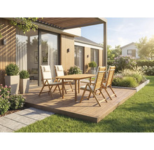 Holzterrasse mit ovalem Gartentisch und vier Klappstühlen mit Polstern vor einem modernen Haus mit Holzfassade, Pergola und Garten.