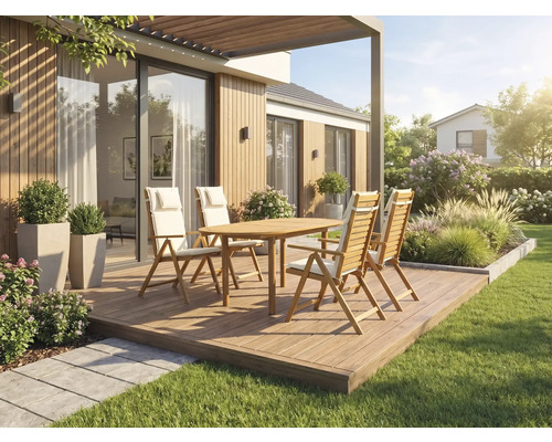 Holzterrasse mit ovalem Gartentisch und vier Klappstühlen mit Polstern vor einem modernen Haus mit Holzfassade, Pergola und Garten.