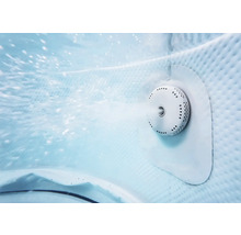 Buse de spa en fonctionnement avec jet d'eau et bulles d'air.