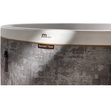 Gros plan d'un jacuzzi MSpa avec le MSpa Logo et le marquage SyncJet Tech sur une paroi extérieure grise et structurée.