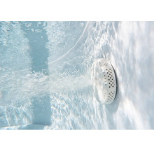 Buse de spa sous l'eau avec un jet d'air et d'eau dans une piscine.