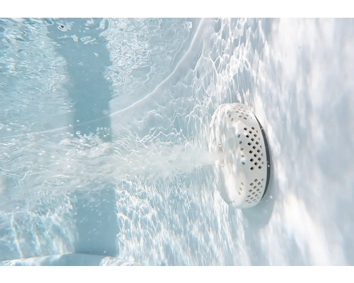 Buse de spa sous l'eau avec un jet d'air et d'eau dans une piscine.