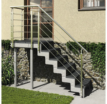 Escalier extérieur en métal avec six marches, un palier et un garde-corps devant un mur de maison.