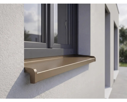 Außenfensterbank aus Aluminium an einem Fenster mit dunklem Rahmen in einer hellen Hauswand.