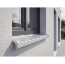 Appui de fenêtre extérieur en métal sur une façade sous une fenêtre.