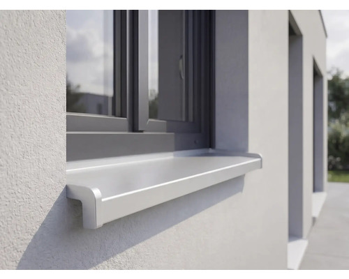 Appui de fenêtre extérieur en métal sur une façade sous une fenêtre.