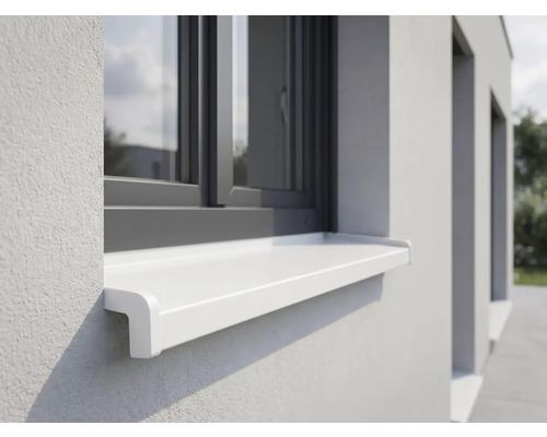 Appui de fenêtre extérieur blanc monté sur une façade claire sous un cadre de fenêtre sombre.