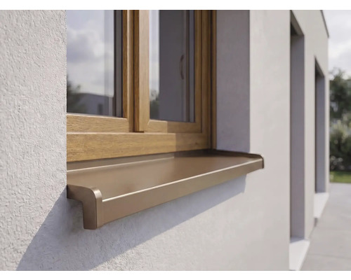 Außenfensterbank aus Aluminium an einem Holzfenster in einer verputzten Wand.
