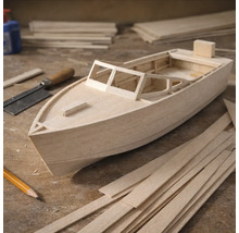 Maquette de bateau en bois sur un établi avec des baguettes de bois et des outils dans un atelier lumineux.